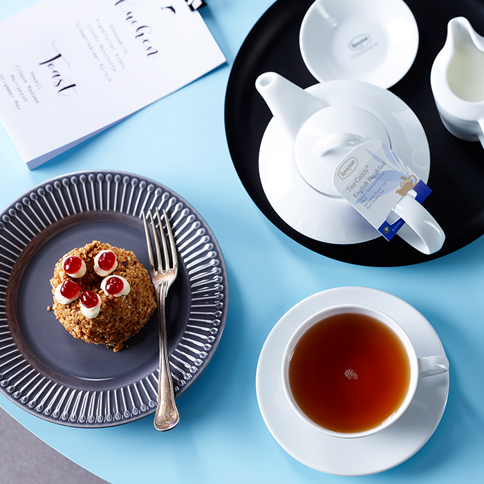 Ronnefeldt Tea-Caddy® English Breakfast served with a pastry.