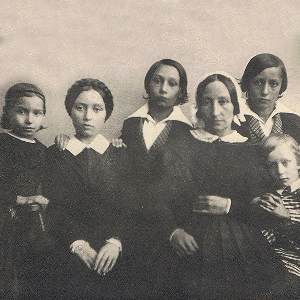 Friederike Ronnefeldt with her children ca. 1847