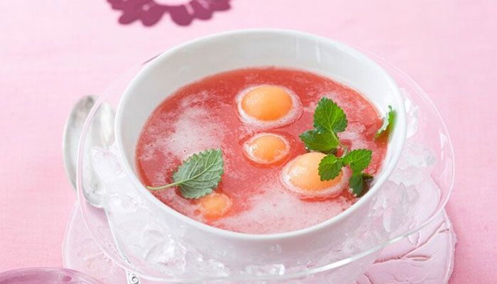 Melonensuppe mit Kugeln aus Honigmelone und frischer Minze