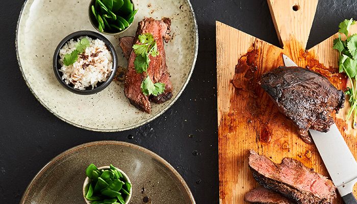 Aufgeschnittenes Rinderfilet und Teller mit Fleisch und Reis