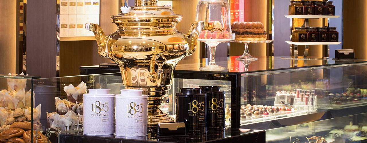Goldener Samowar in der Ronnefeldt Tea Lounge in Bangkok mit Teegebäck, Pralinen und Teedosen der Marke 1823